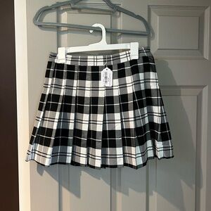 Cute plaid pleated mini skirt. New with tags. Size L. Brand is Love Tree.
